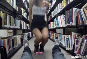 Bibliotecara suge pula unui student in biblioteca