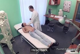 Doctorul isi fute pacienta pe birou FILME PORNO